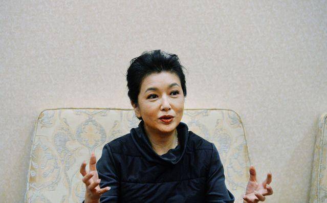 整体|53岁江珊穿得和普通人一样,气质却优雅迷人,一张天然脸真的抗老