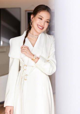 波浪|舒淇这身造型好有“港姐”味道，长波浪卷慵懒又迷人，美翻了