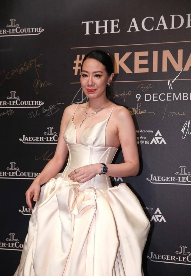 形象|汪诗诗对自己身材太自信，小码的裙子也要硬塞进去，肉都溢出来了