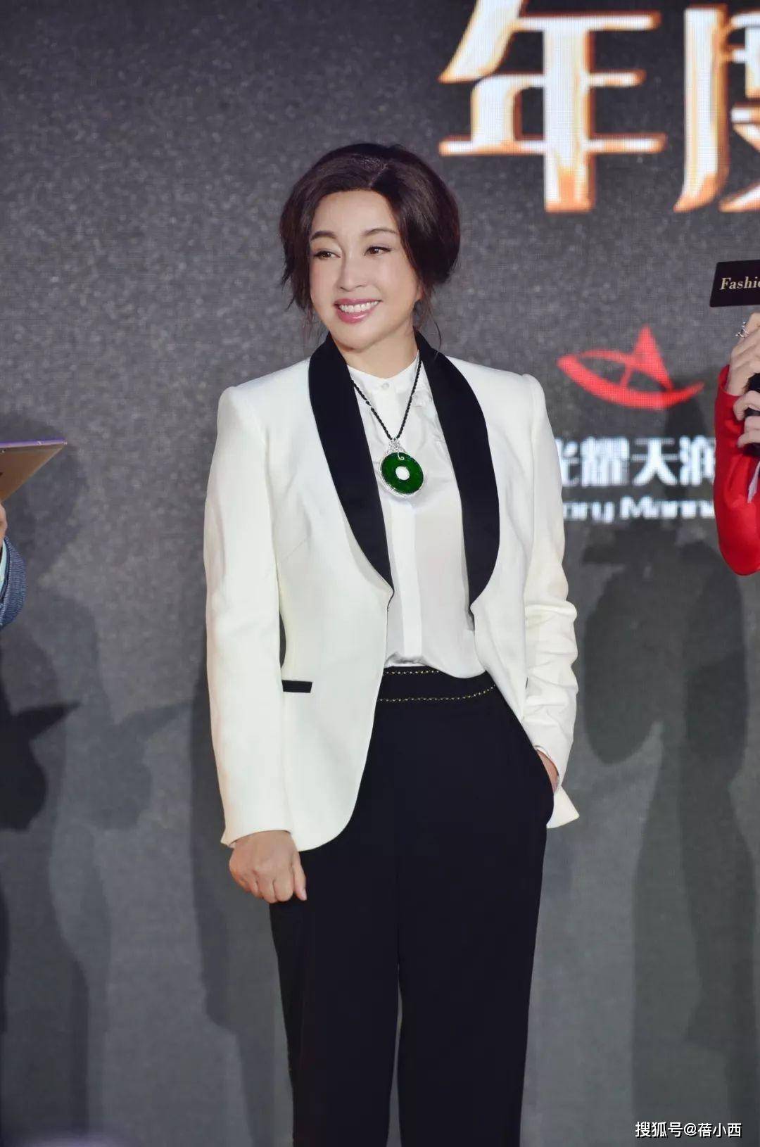 黑色|刘晓庆完全忽略了奶奶的年龄，成功秀出“傲人”身材，穿搭好惊艳