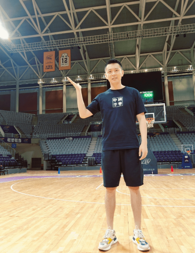 岁月无痕!杨鸣晒游客照:首次以教练身份来这馆 球迷:仍那么帅