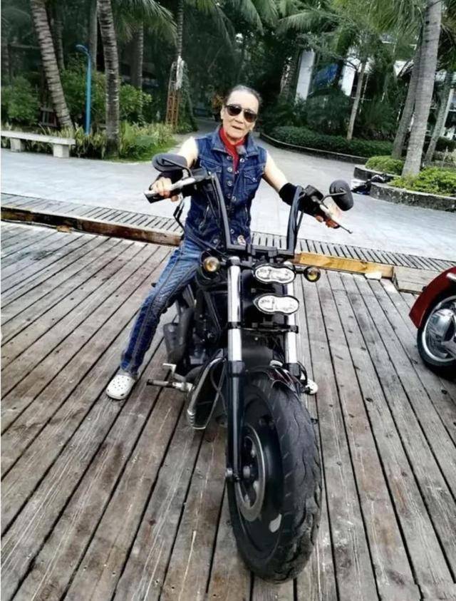 迷彩|85岁谢贤罕见露面看好友,穿迷彩无袖连体裤秀肌肉,比儿子还招摇