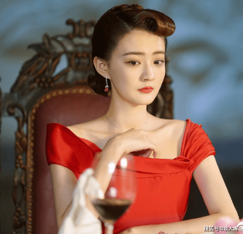 张天|女星礼服撞衫大比拼：张天爱身材太魔鬼，倪妮是大家的“克星”！