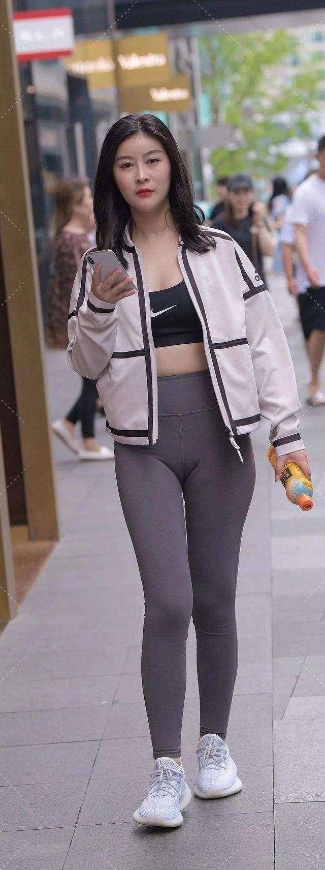 黑色|别致潮流的打底裤穿出韩范的味道，如花美眷神采迷人，安静淡雅