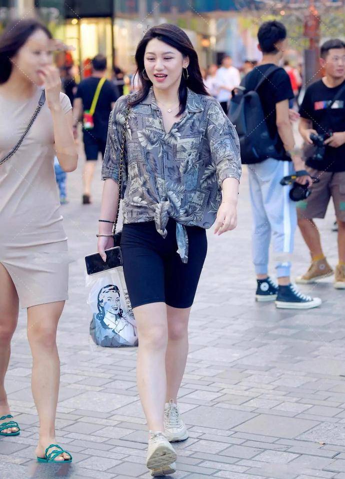 出其不意|美女更爱五分裤，显身材有气质，出其不意的组合才是亮点！