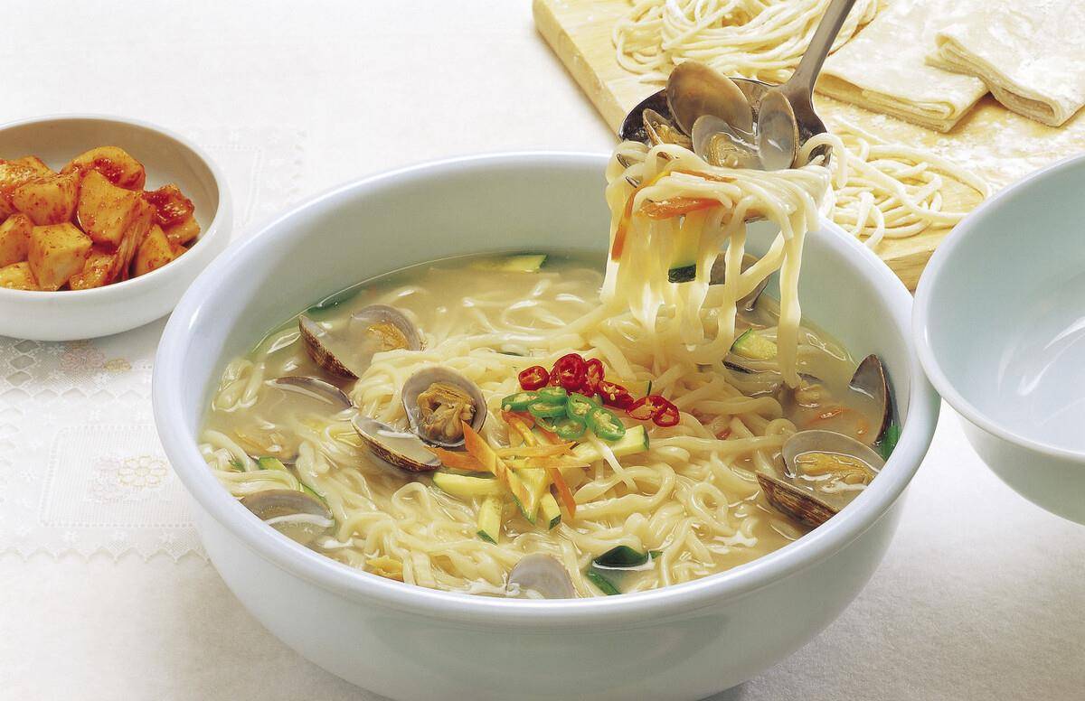 方法|煮面条,不要直接开水下锅,店老板给你支两招,面条爽滑又筋道