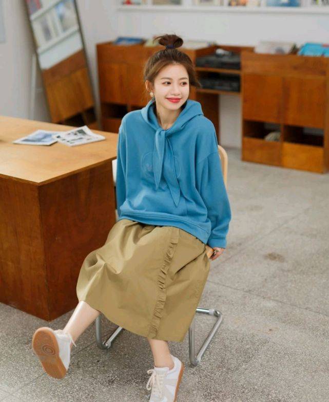 感觉|休闲风格的穿搭分享,这样搭配精致又减龄,还很有女人味