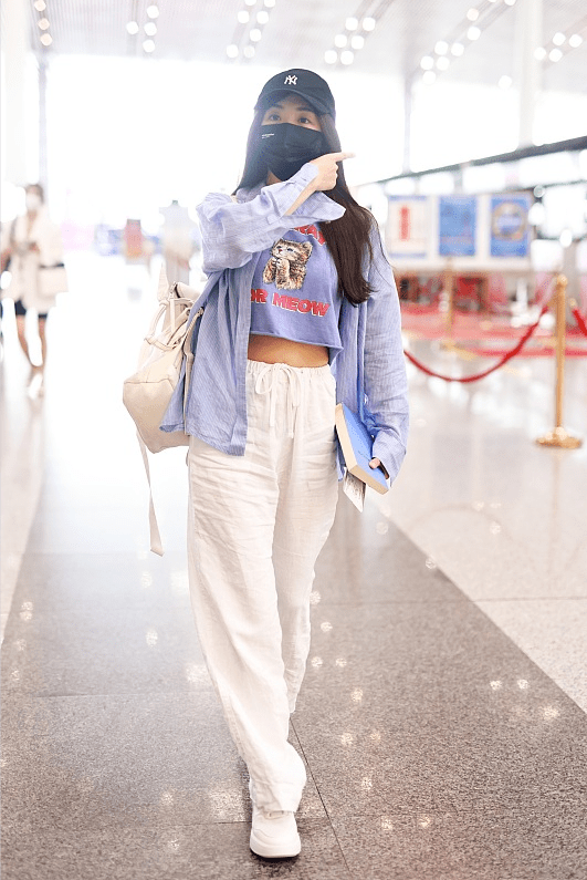 身材|32岁张含韵少女感绝了，紫色T恤配阔腿裤甜美温柔，娇俏活泼