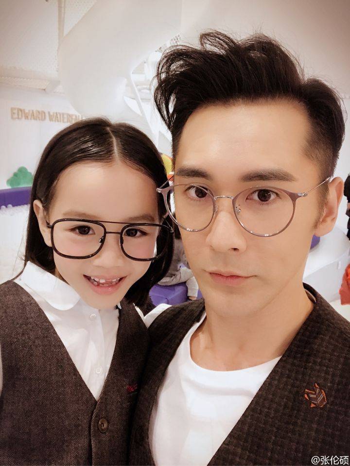 开始是跟着妈妈上节目,后来和新手爸爸张伦硕一起上了《爸爸去哪儿》