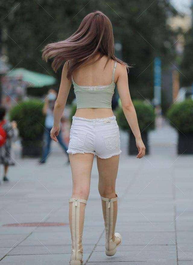 黑色|黑色经典内衣搭配蓝色牛仔短裤，显瘦显高，细节把握的很好