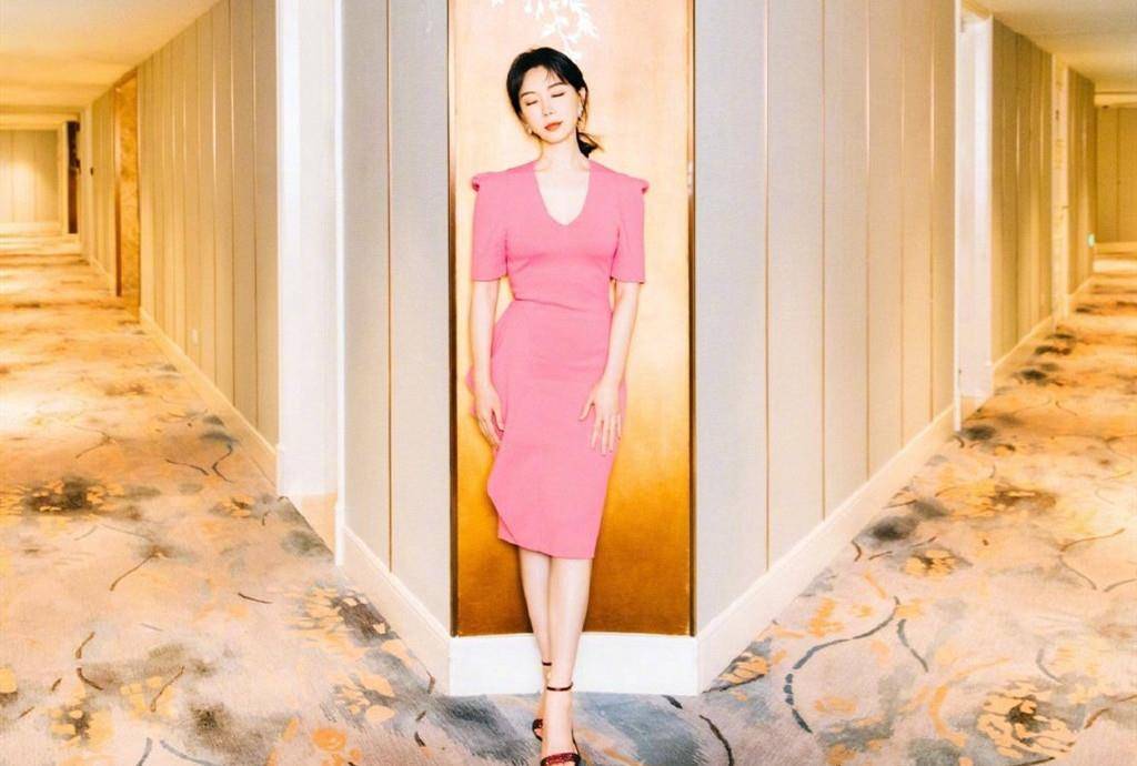 体操|43岁陈数真够狠,穿体操裤在家玩倒立健身,“蜂腰翘臀”毫无赘肉