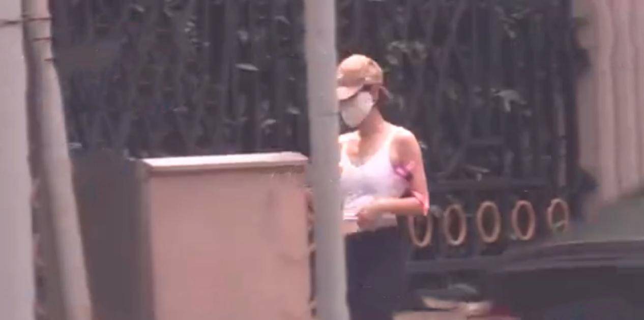 马伊琍|马伊琍罕见出街,穿运动背心肩窄背薄毫无赘肉,身材苗条哪像45岁