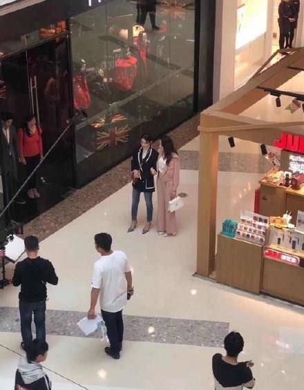 黑色|迪丽热巴新戏首次同框张馨予被爆，齐穿西装，粉丝镜头下美成少女