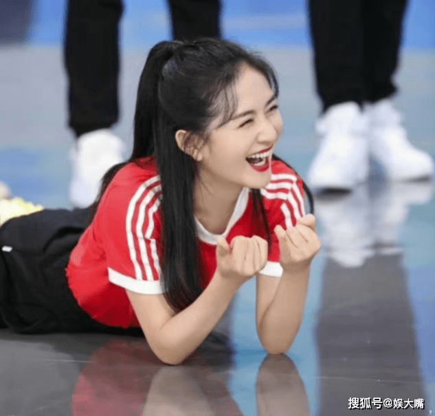 床单|谢娜生二胎后首露面，网友称肚子已平摊，将参与快本22日的录制