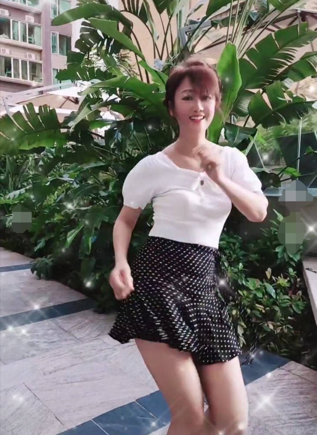 51岁梁小冰跳热舞,穿超短裙身材仍似少女,转圈幅度太大险尴尬?