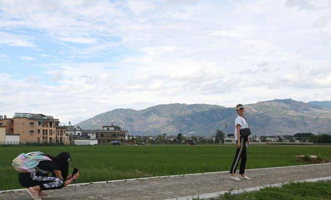 马伊琍|马伊琍罕见出街,穿运动背心肩窄背薄毫无赘肉,身材苗条哪像45岁