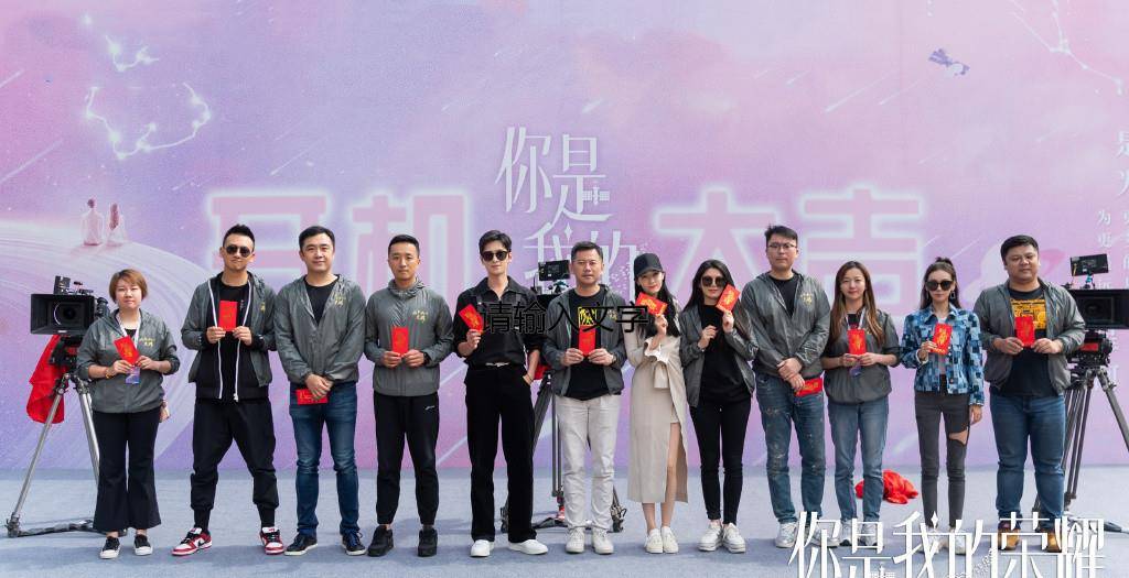 迪丽热巴|迪丽热巴新戏开机太高调，罕见穿开叉裙秀小鸟腿，红唇长发太迷人