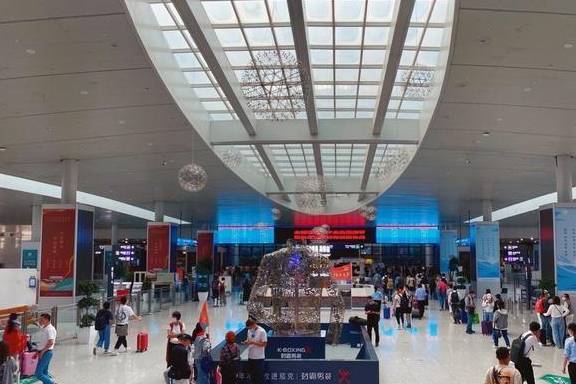 上海游客在兰州坐动车去机场，惊叹：怎么比上海浦东机场还远？