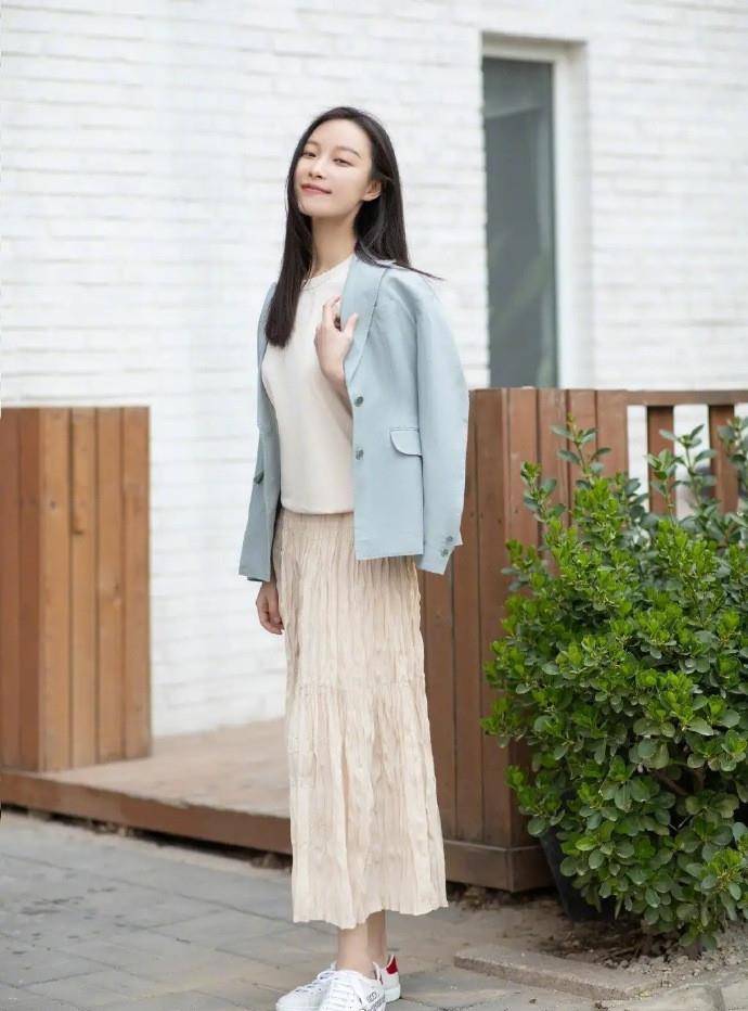 身材|倪妮的腰有多细？穿连衣裙再裹半身裙也不鼓囊，网友：我的榜样