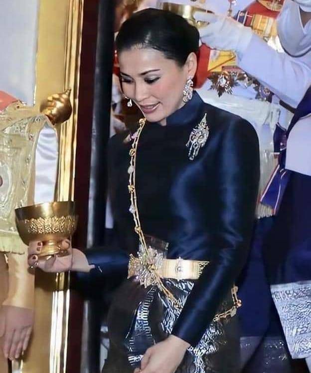 套装|苏提达王后晒Q版插画，穿蓝裙优雅端庄，经典泰式贵族气场！