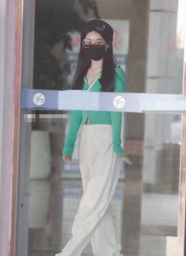 黑色|40岁谢娜疑生完二胎？衣着宽松难掩纤细身材，将和赵丽颖录节目