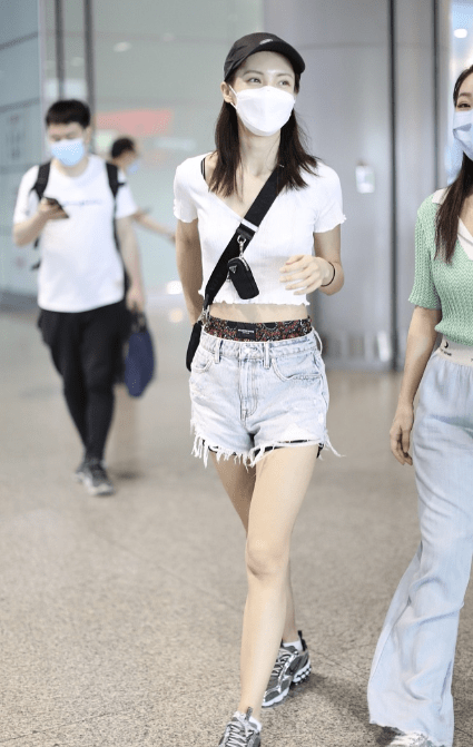 夏天|金晨：太瘦？一身绿色搭配显皮肤白皙，简约又小清新装时髦又凉爽