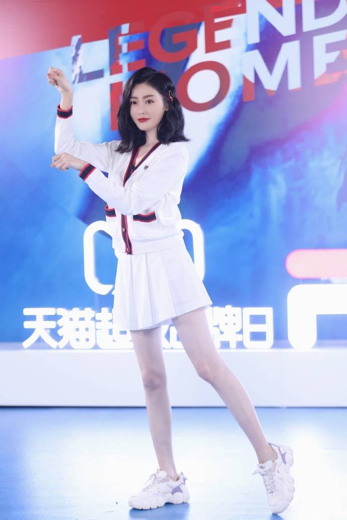 显得|张天爱真会视觉转移，穿百褶裙扮校花腿长抢镜，连胯宽都被忽略了