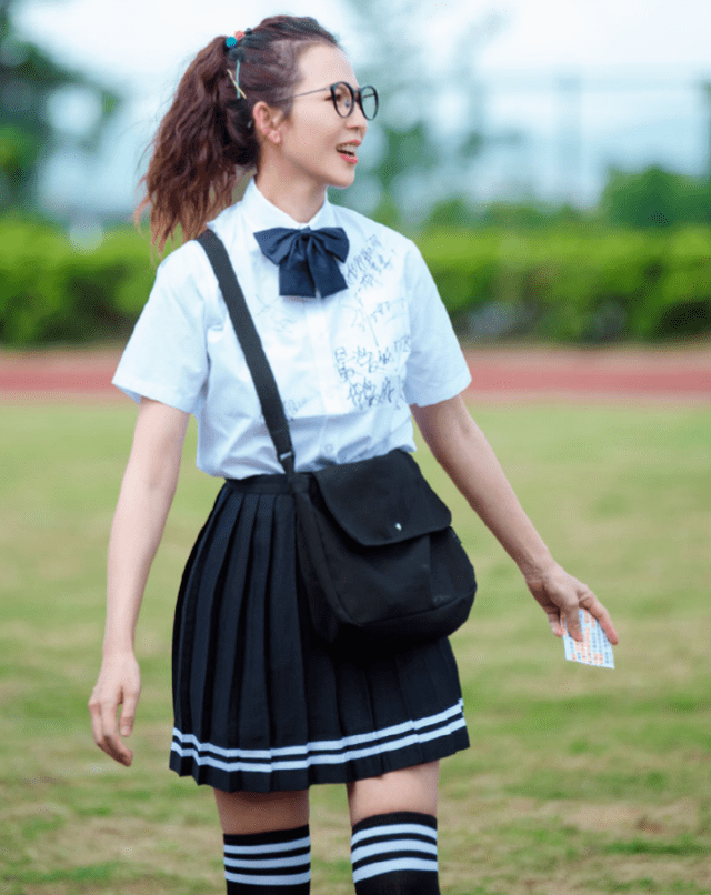 蔡少芬|蔡少芬越老越会穿，橘色西装配红马尾高级洋气，哪像阿姨辈