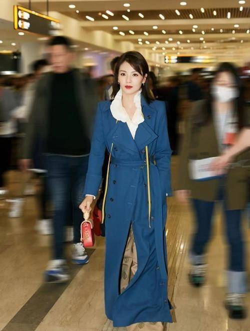 身材|女明星穿蓝色大衣配现身，霸总范儿十足，轻松展现女神范