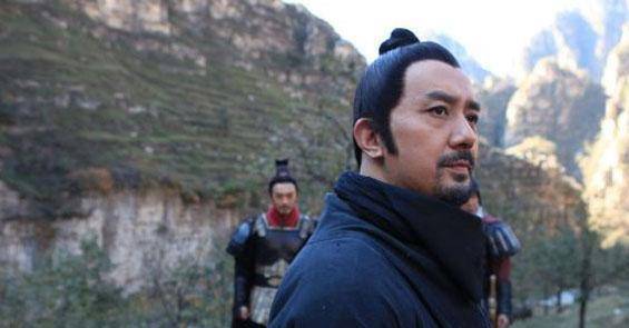 与秦相魏冉相善,秦昭王十三年(公元前294年),受魏冉举荐,被任为左庶长