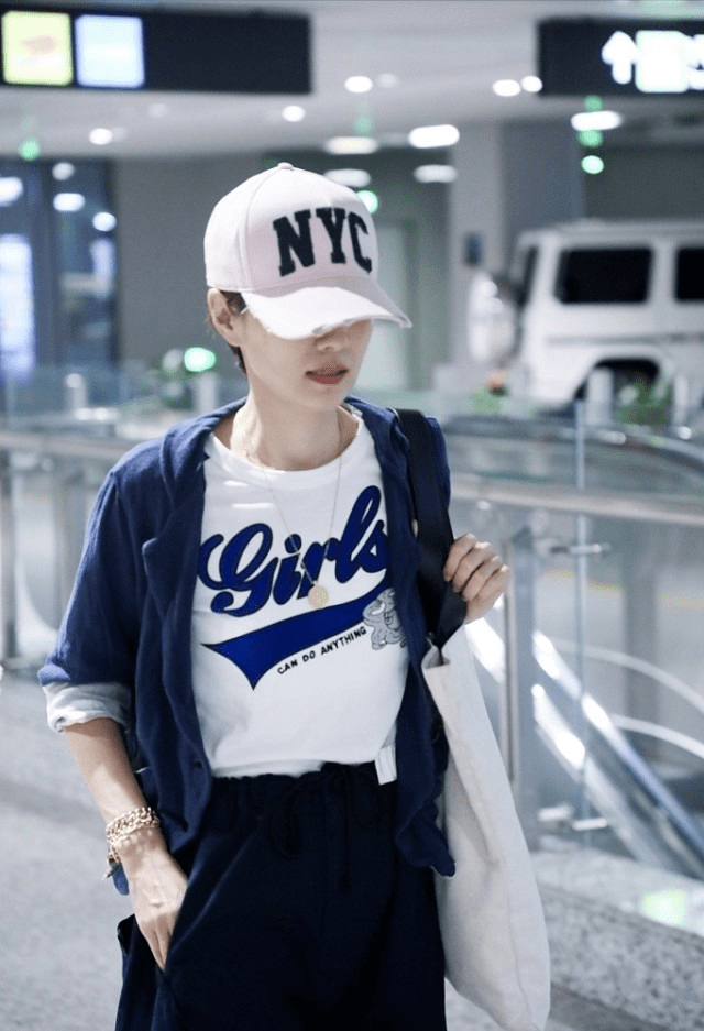 布袋|马伊琍真没明星架子，穿T恤配7分阔腿裤走机场，低调又舒适