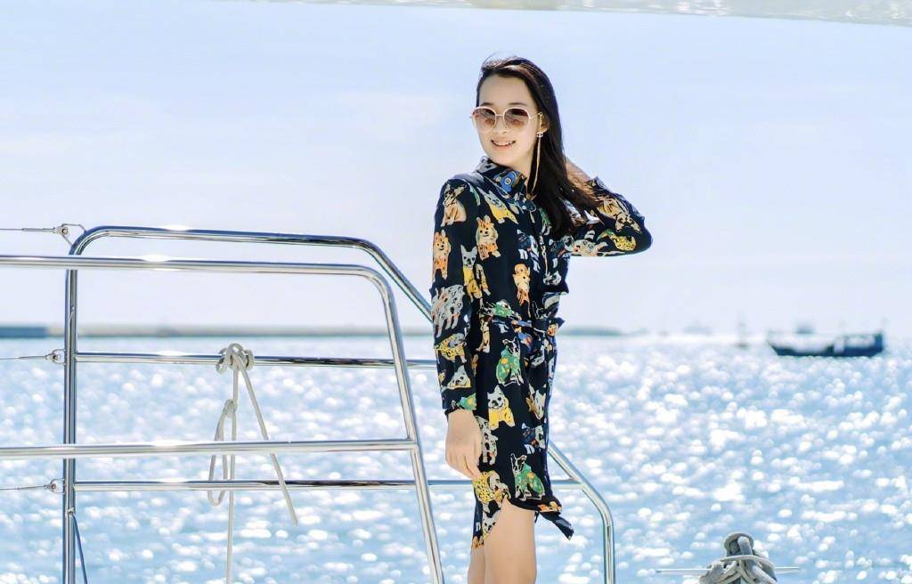 卡通|赵文卓一家出海过元旦，13岁女儿穿长裙似妈翻版，娇妻光脚好奔放