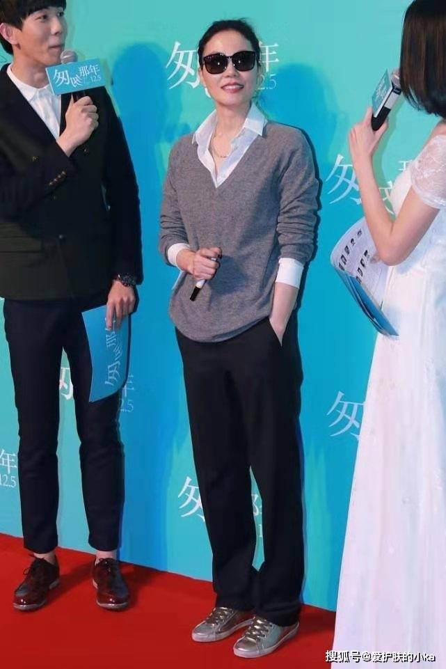时尚|王菲向来随性惯了，穿宽松居家服就走机场，素颜出行哪像52岁