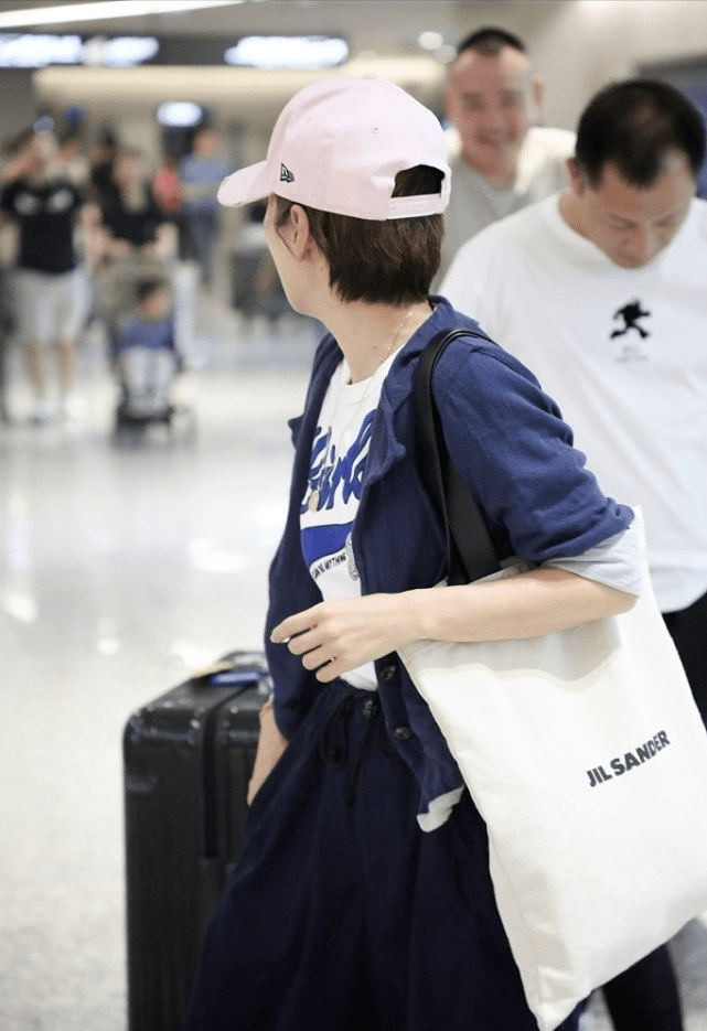 布袋|马伊琍真没明星架子，穿T恤配7分阔腿裤走机场，低调又舒适