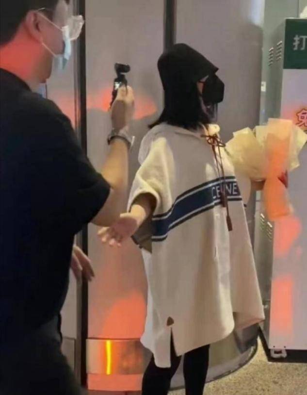 黑色|40岁谢娜疑生完二胎？衣着宽松难掩纤细身材，将和赵丽颖录节目