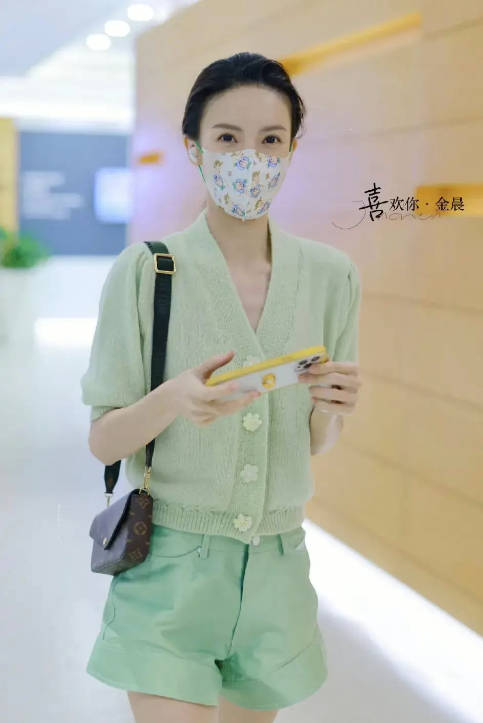 夏天|金晨：太瘦？一身绿色搭配显皮肤白皙，简约又小清新装时髦又凉爽