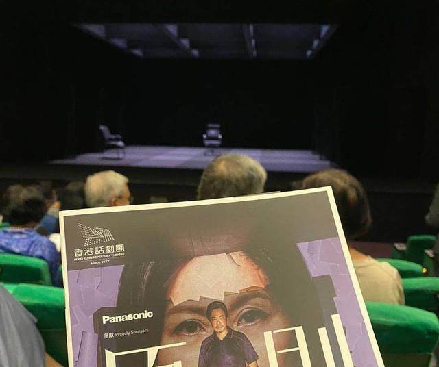 黑色|郭晶晶低调看话剧美翻了，穿黑色时尚衫配半身裙，苗条身段太出挑