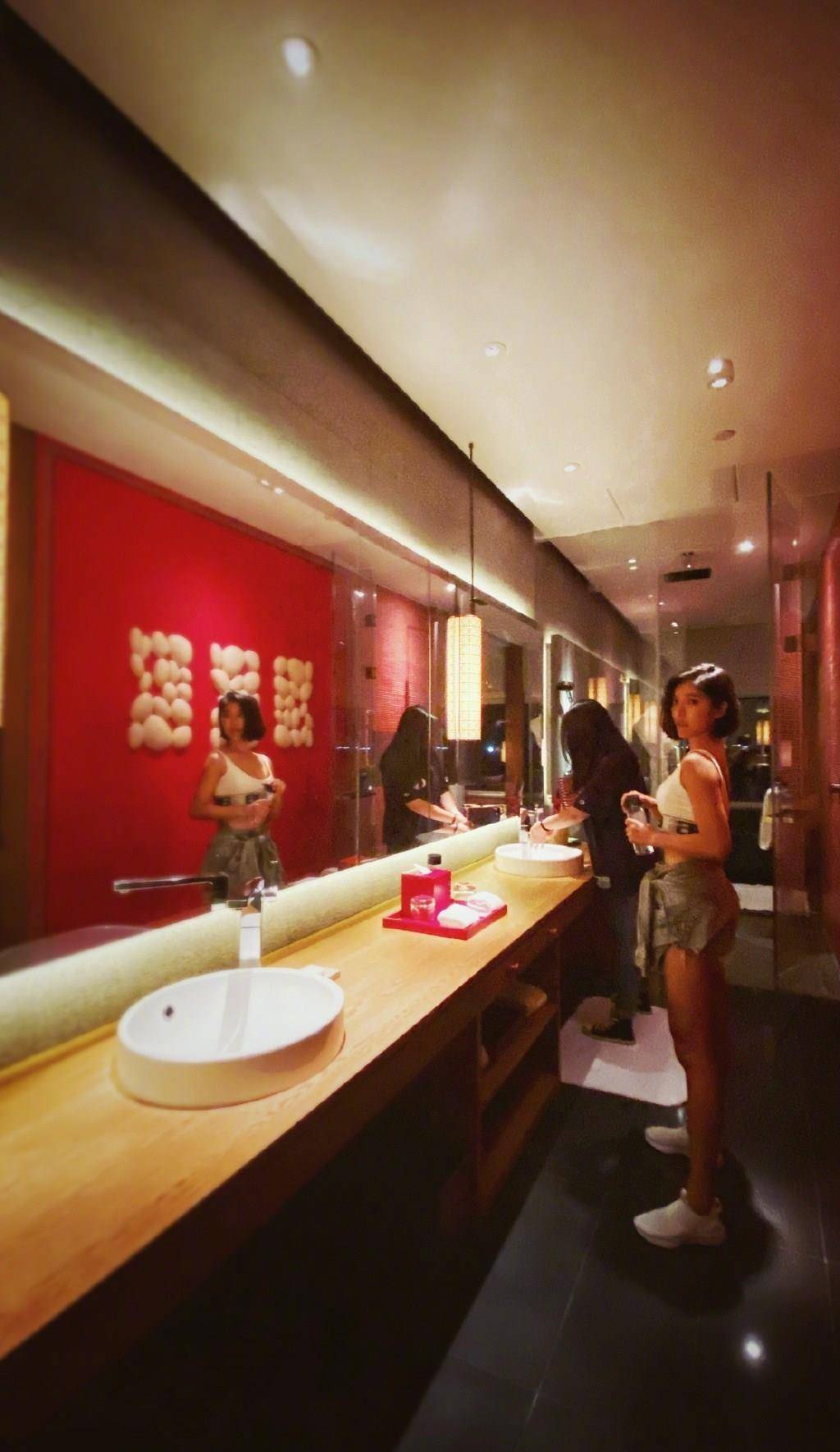 凹凸|赵奕欢这回豁出去了,宅在家穿背心短裤跳钢管舞,凹凸身材真勾人