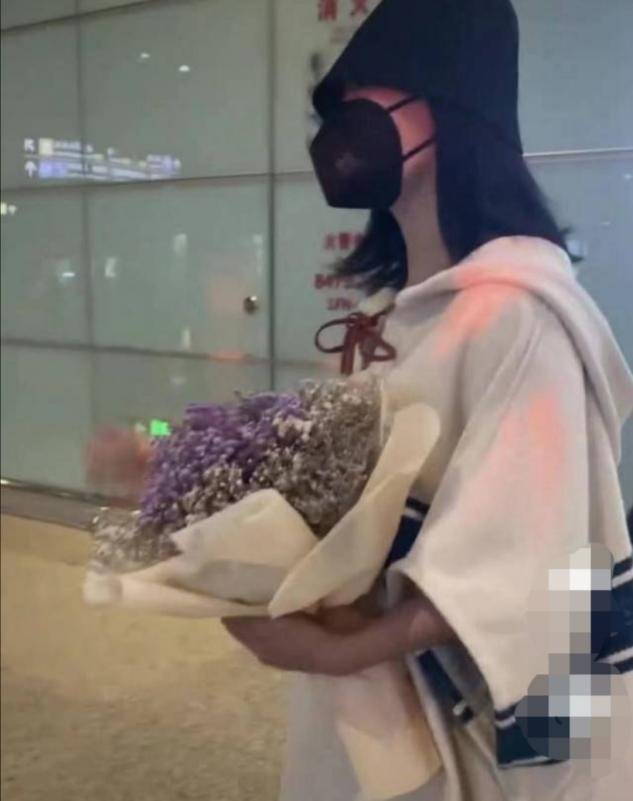 黑色|40岁谢娜疑生完二胎？衣着宽松难掩纤细身材，将和赵丽颖录节目