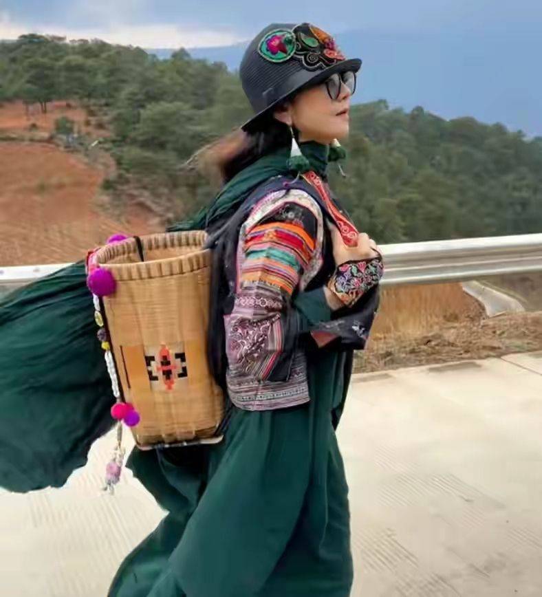皱纹|杨丽萍老了却不敢素颜，录视频脸磨的没点皱纹，该面对现实了吧！