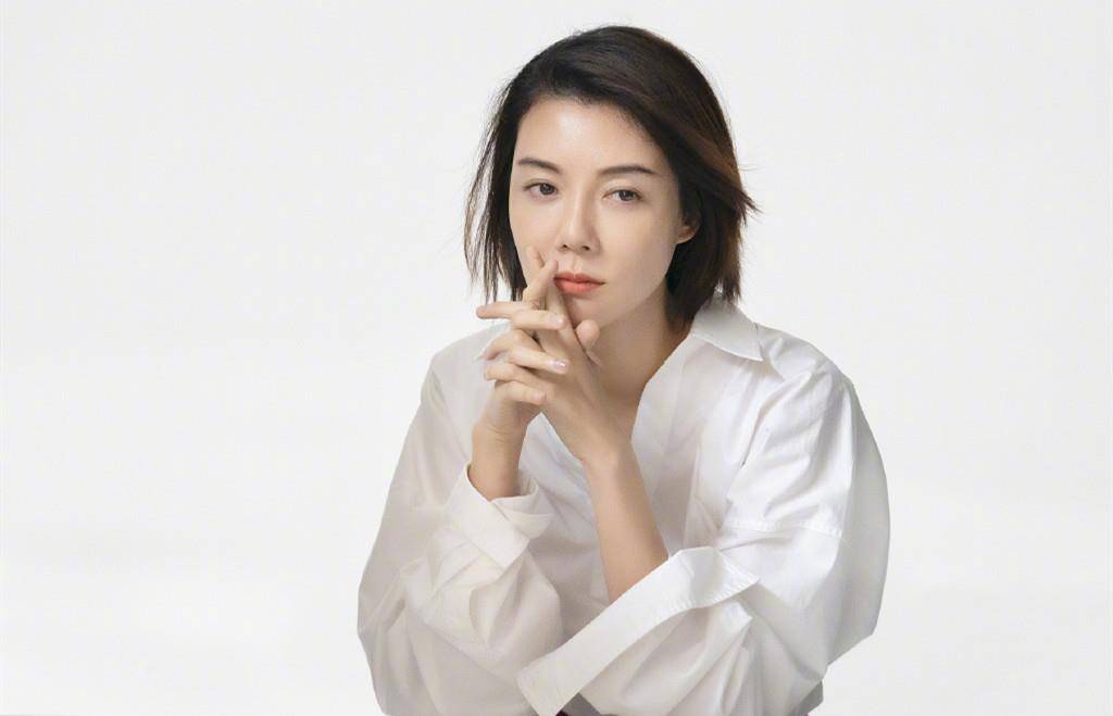 身材|车晓美得惊艳，穿皮衣配吊带裙秀直尺肩，这小眼神一看就是不好惹