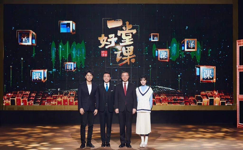 身材|郑爽真够奢侈，穿7500衬衫配18600背心上央视，光衬衫我都买不起
