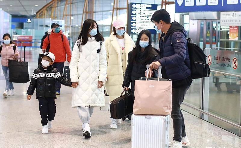 佟大为|佟大为一家走机场，12岁长女身高瞩目，爸爸牵手二女儿妈妈宠儿子