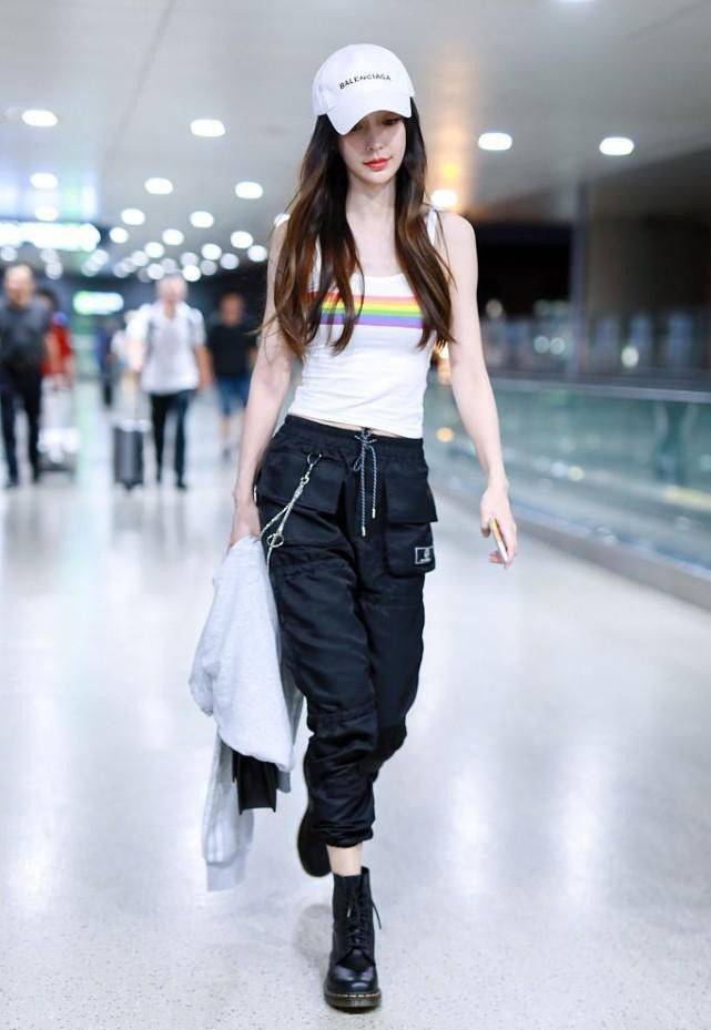 杨颖|杨颖颜值抗打,真实镜头依旧又美又瘦,穿吊带粉裙少女感十足