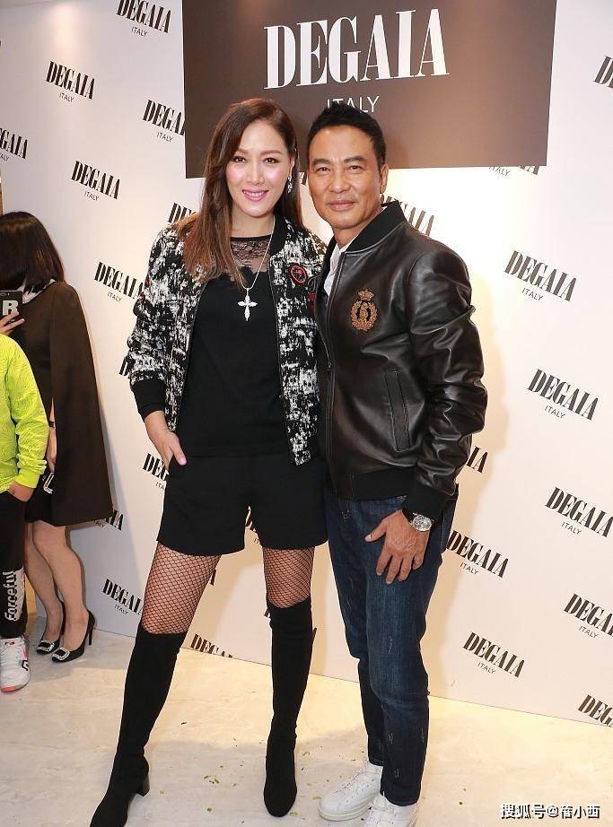 亮点|任达华琦琦“夫唱妇随”，女的穿印花裙，男的像穿粉西装，真时髦