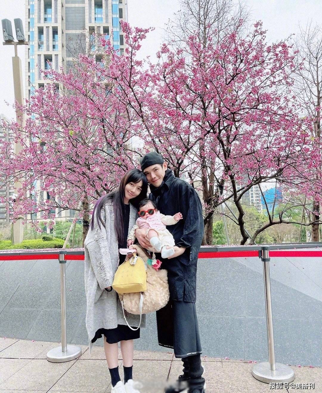 长发|37岁郭碧婷近照，穿亮片长裙长发飘飘，网友：还是当年的清纯女神