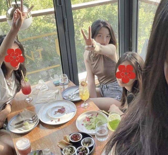 服装|李嫣终于敢露正脸，和闺蜜聚会打扮甜美居C位，越瞅越像妈妈王菲