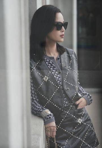 一身|辛芷蕾虽然不是传统的美女，但气场可真强，穿一身黑太帅气了