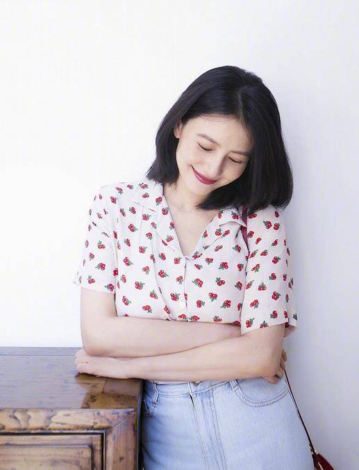 下装|高圆圆的美无需过多修饰，穿朴素衬衫配阔腿裤，人群中美得好醒目