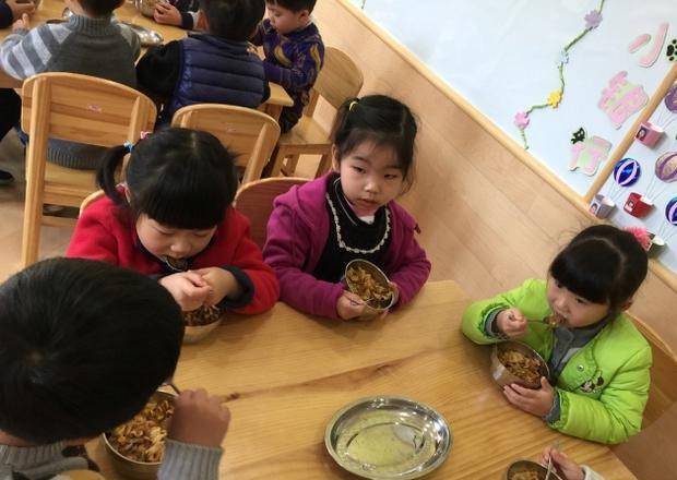 成人更|幼儿园老师将吃饭照片发群里，眼尖的家长发现了猫腻，群里炸锅了